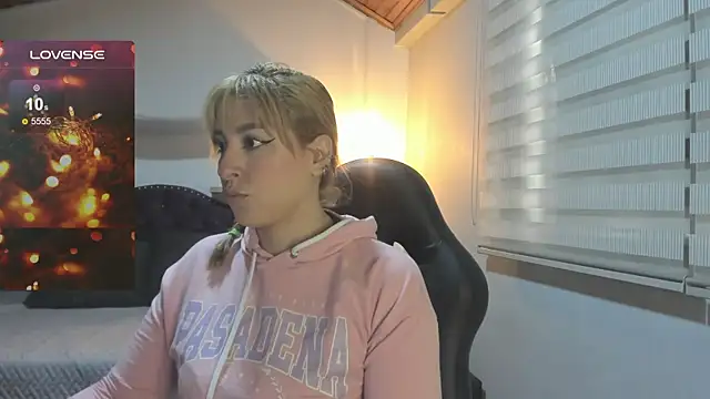 sophialyh 1 online show from December 20, 2025, 1:03 pm