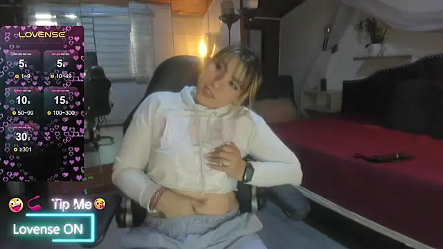 sophialyh 1 online show from June 3, 2026, 1:01 pm