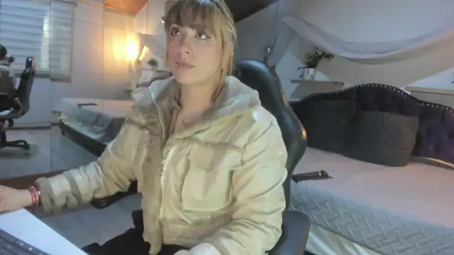 sophialyh 1 online show from April 9, 2026, 12:44 pm