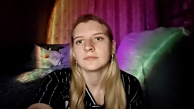 LynteriLain online show from October 8, 2025, 8:42 pm