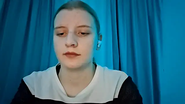 LynteriLain online show from November 19, 2025, 8:09 pm