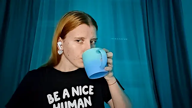 LynteriLain online show from November 9, 2025, 7:29 pm