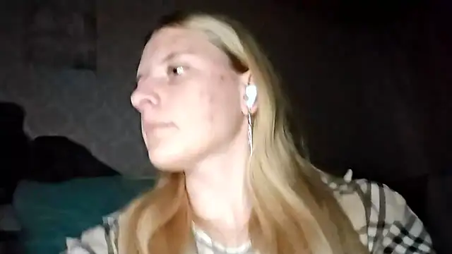 LynteriLain online show from October 9, 2025, 8:20 pm