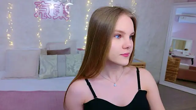 Lili Lohan online show from April 19, 2026, 5:08 am