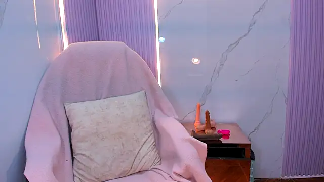 Snapshot of Mila_Leon chatting on June 3, 2026, 4:35 am Mila Leon online show from June 3, 2026, 4:35 am
