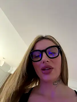 Snapshot of New_Robin_TX chatting on October 24, 2025, 12:09 am New Robin TX online show from October 24, 2025, 12:09 am