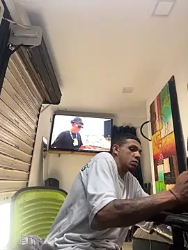 Snapshot of Valentino-elTuyo chatting on June 4, 2026, 6:01 pm Valentino-elTuyo online show from June 4, 2026, 6:01 pm