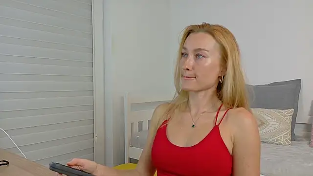 MysticRoxanne online show from October 3, 2025, 6:20 pm