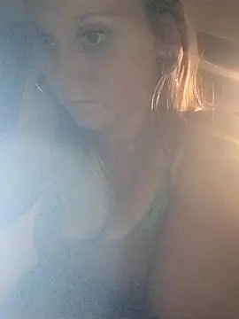 Queen2454 online show from April 13, 2026, 9:13 am