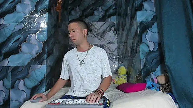 celesteyorucso1 online show from October 18, 2025, 11:29 pm