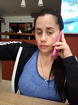 Amarteverdaderamente online show from November 17, 2025, 11:53 pm