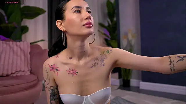 SerenaVelour online show from November 6, 2025, 11:03 am