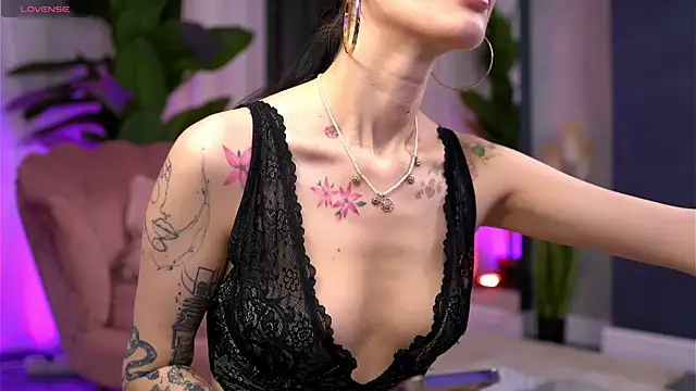 SerenaVelour online show from October 31, 2025, 11:07 am