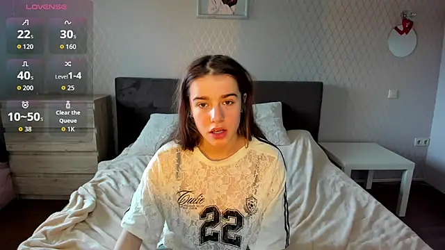 ShellyMoon  online show from October 6, 2025, 12:39 pm