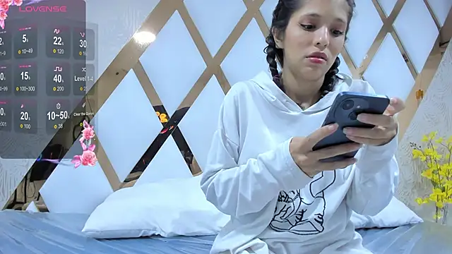 Snapshot of AlexaWillss chatting on October 3, 2025, 9:05 pm AlexaWillss online show from October 3, 2025, 9:05 pm