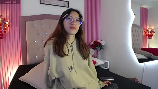 MarinetteLux online show from April 11, 2026, 5:16 pm