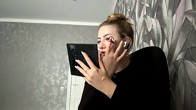 HollyCroker online show from November 14, 2025, 10:19 am