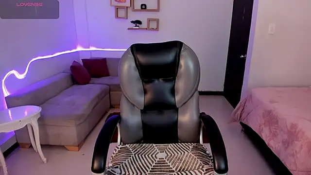 Scarlett  Cooper   online show from November 19, 2025, 12:27 pm