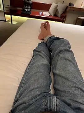 Snapshot of HenryLee1983-cums chatting on November 13, 2025, 10:41 am HenryLee1983-cums online show from November 13, 2025, 10:41 am