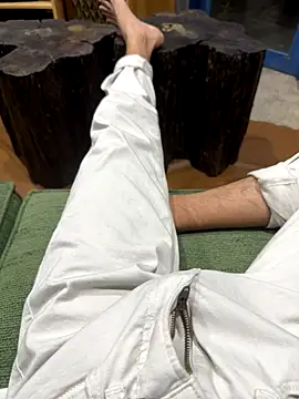 Snapshot of HenryLee1983-cums chatting on October 3, 2025, 4:30 pm HenryLee1983-cums online show from October 3, 2025, 4:30 pm