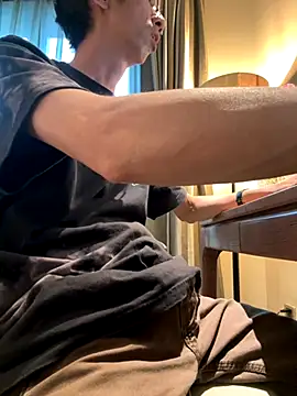 Snapshot of HenryLee1983-cums chatting on October 7, 2025, 8:37 am HenryLee1983-cums online show from October 7, 2025, 8:37 am