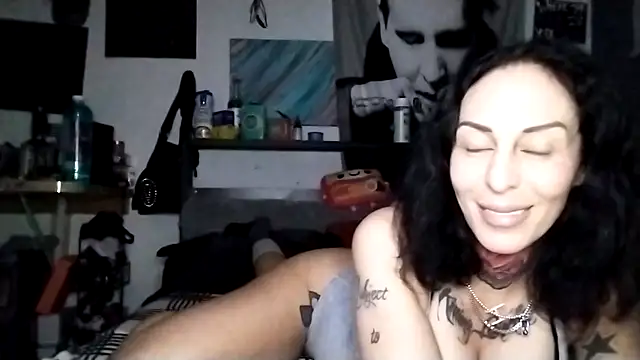 inkdhollow1 online show from October 9, 2025, 2:56 am