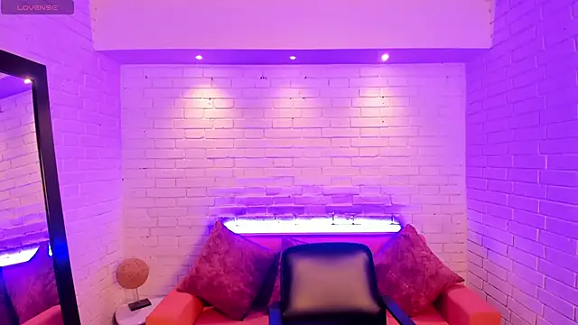 Snapshot of VenusCooper chatting on November 4, 2025, 7:28 pm VenusCooper online show from November 4, 2025, 7:28 pm