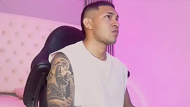 Snapshot of venedic_bull chatting on October 13, 2025, 11:38 pm venedic bull online show from October 13, 2025, 11:38 pm