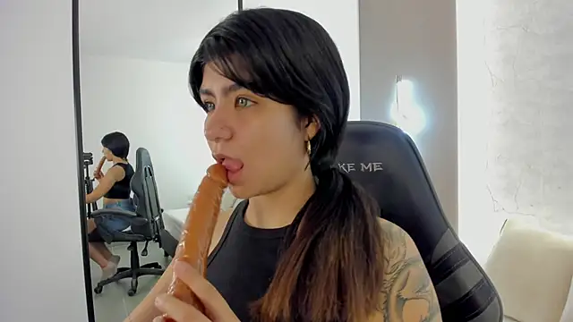 Snapshot of fiorella18_ chatting on November 15, 2025, 2:26 am fiorella18 online show from November 15, 2025, 2:26 am