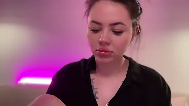 Snapshot of AlmaryKim chatting on October 13, 2025, 8:10 pm AlmaryKim online show from October 13, 2025, 8:10 pm