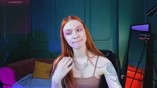 Snapshot of PollyMayer chatting on July 5, 2026, 9:54 pm PollyMayer online show from July 5, 2026, 9:54 pm