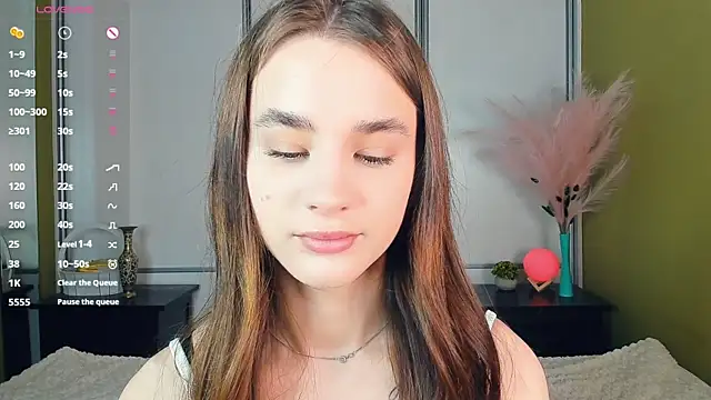 JinnyMcie online show from April 3, 2026, 11:38 am