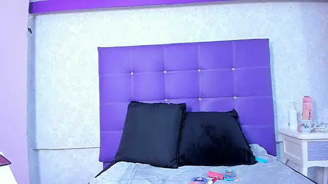 LeaMoreau22 online show from November 13, 2025, 11:36 am