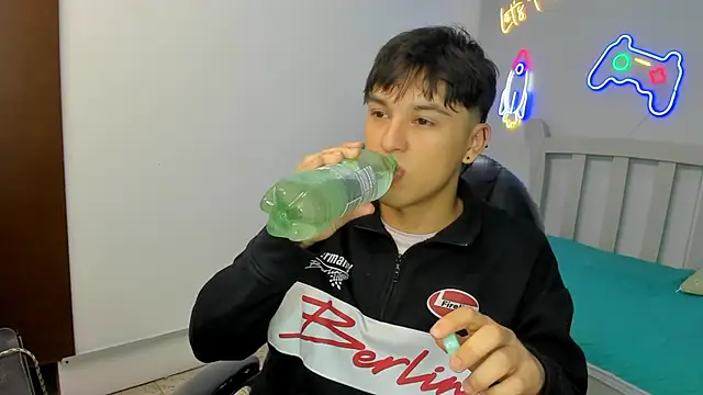 StiwenTwink online show from November 6, 2025, 2:54 pm