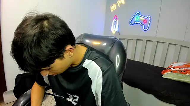 StiwenTwink online show from December 3, 2025, 12:59 pm