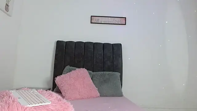 ManuelaDelgado online show from November 1, 2025, 11:42 pm