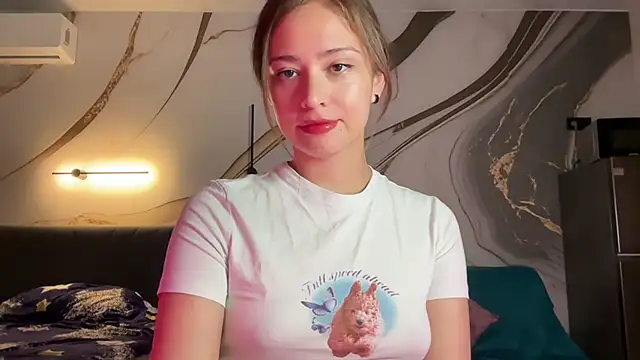erikaa miuu online show from October 2, 2025, 5:05 pm