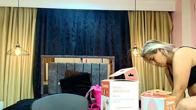 scarlet milf  online show from November 15, 2025, 7:29 pm