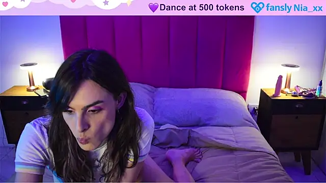 estrogen nia online show from October 2, 2025, 1:42 am