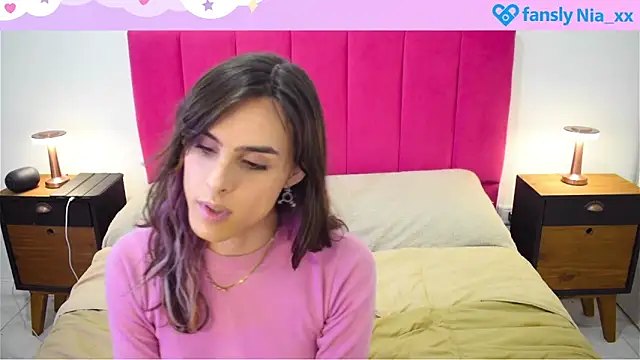 estrogen nia online show from October 5, 2025, 6:42 pm