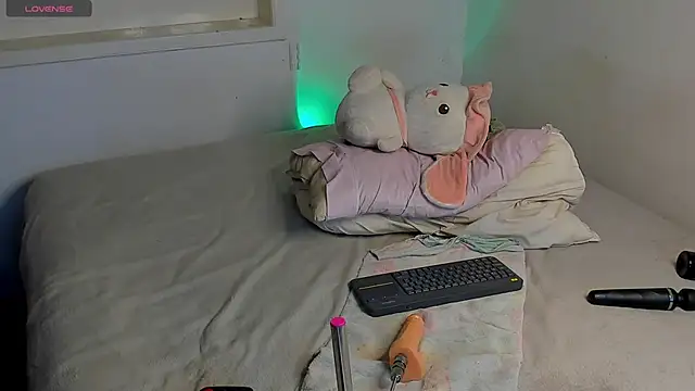 Snapshot of Alejarossi chatting on January 19, 2026, 4:33 pm Alejarossi online show from January 19, 2026, 4:33 pm