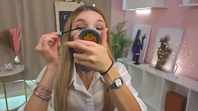 JulieLupo online show from October 12, 2025, 6:15 am