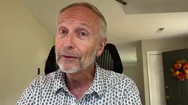 Snapshot of ApolloThrust chatting on October 21, 2025, 8:19 pm ApolloThrust online show from October 21, 2025, 8:19 pm