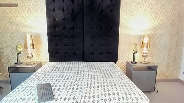 MolyBoston online show from October 31, 2025, 1:19 pm