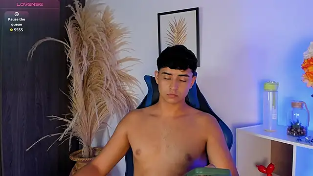 Thiago Connor21 online show from May 27, 2026, 1:57 am
