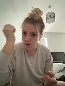 Snapshot of LucyLowbb chatting on December 2, 2025, 10:39 am LucyLowbb online show from December 2, 2025, 10:39 am