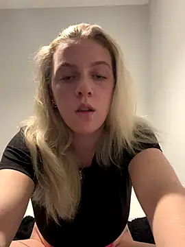 Snapshot of LucyLowbb chatting on November 1, 2025, 10:36 pm LucyLowbb online show from November 1, 2025, 10:36 pm