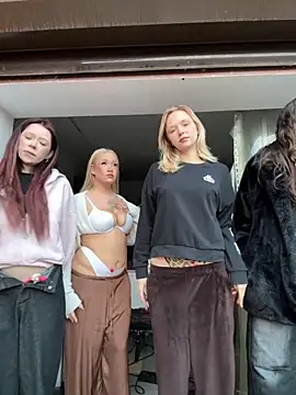 RollDolls online show from November 29, 2025, 5:07 am