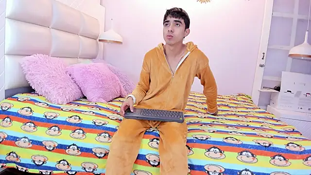 Hottie Guy online show from October 15, 2025, 5:54 pm