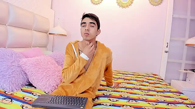 Hottie Guy online show from October 16, 2025, 5:43 pm